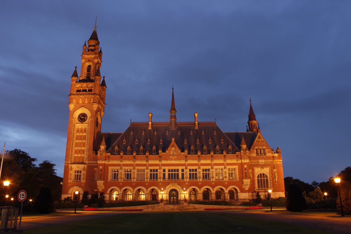 Mooi blauwe uurtje gisteren in den haag.   #vredespaleis