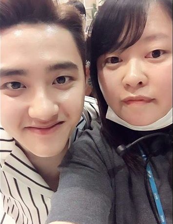 DOKYUNGNIE93's tweet photo. I love it when kyungsoo take a selca with a female he doesn't show any awkward sign at all..Kyungsoo such a sweet heart 😍 https://t.co/pRW3fbP3fZ