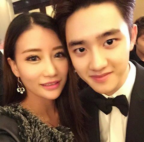 DOKYUNGNIE93's tweet photo. I love it when kyungsoo take a selca with a female he doesn't show any awkward sign at all..Kyungsoo such a sweet heart 😍 https://t.co/pRW3fbP3fZ