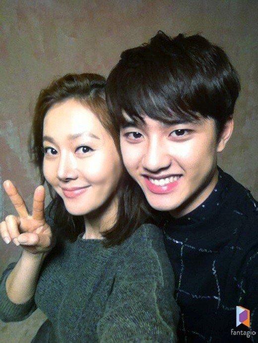 DOKYUNGNIE93's tweet photo. I love it when kyungsoo take a selca with a female he doesn't show any awkward sign at all..Kyungsoo such a sweet heart 😍 https://t.co/pRW3fbP3fZ