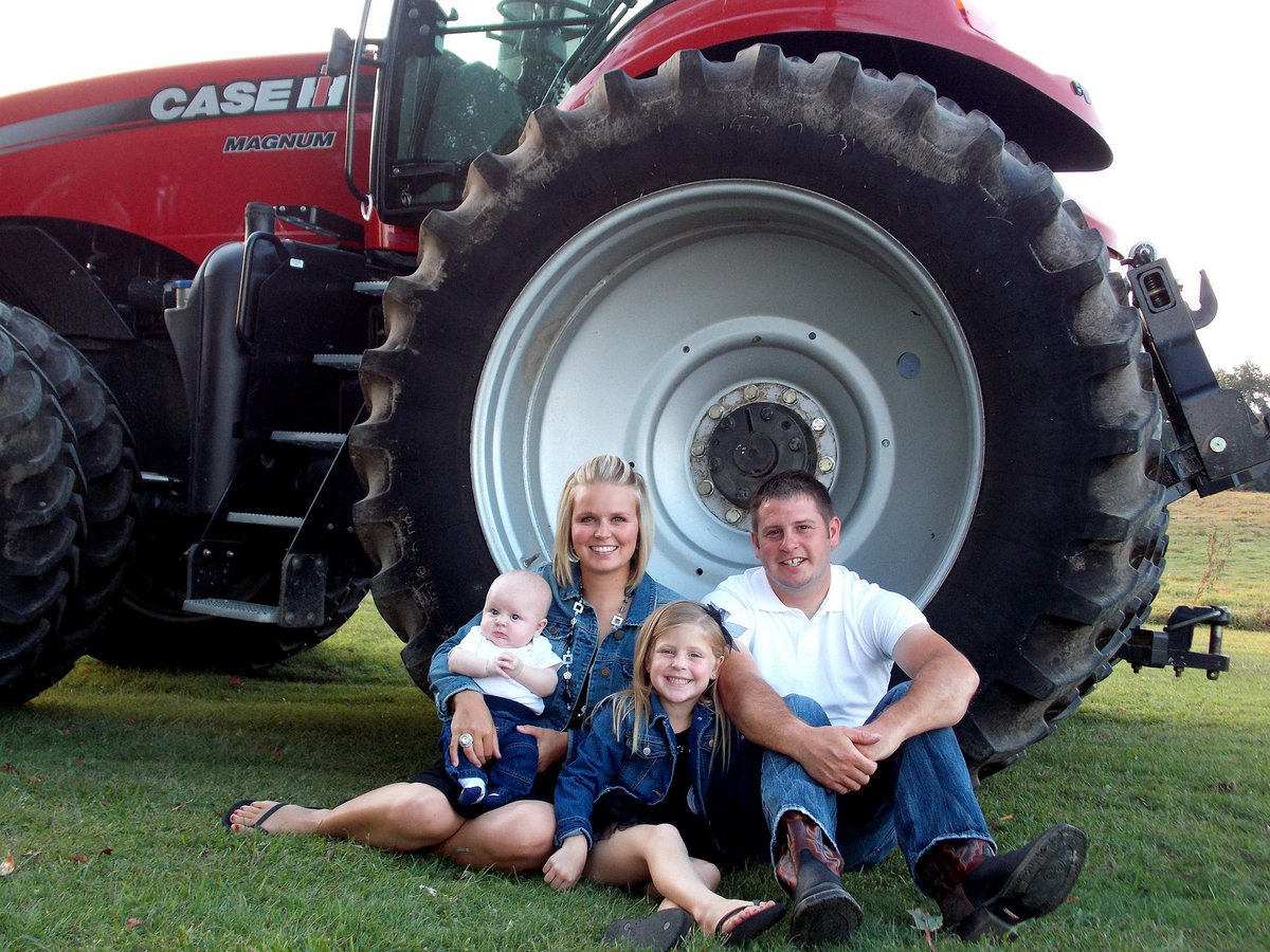 USDA_AMS's tweet photo. Family farms remain essential to American agriculture, making up 99% of America’s 2.1 million #farms https://t.co/eXaiRX8y0L #agriculture https://t.co/iaFU1mvgqj