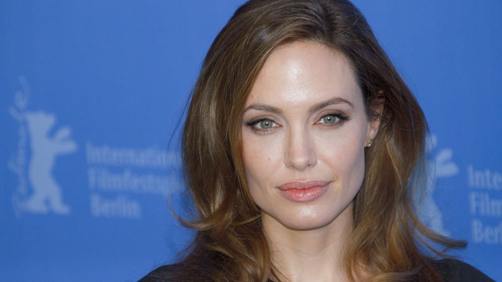 besthealthmag's tweet photo. Angelina Jolie blames her health issues on her tendency to focus on everyone but herself  ➝  https://t.co/uZOro059Rv https://t.co/09tfWnGWfw
