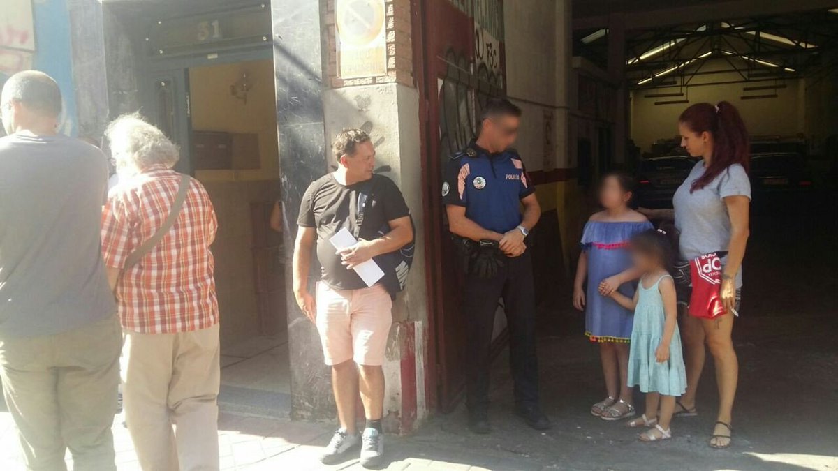 asamcarabanchel's tweet photo. Otra familia en la calle en Carabanchel, gracias al ayuntamiento “del cambio”

Crónica en nuestra web: https://t.co/SwFgMhrTWb https://t.co/EI7PtZaLiD