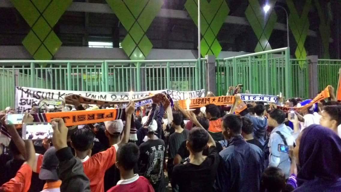 zawarisani21's tweet photo. Aksi seribu lilin &amp; Do'a bersama untuk alm. Ricko di std.patriot malam ini .. 🙏 @BobotohID  @persib @JakartaCasual  @simamaung @officialvpc https://t.co/o8EuMxnlKw