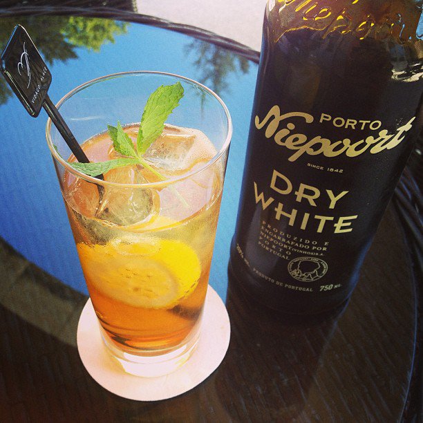 Censored by LIDL BE
Porto Tonic:
2/5 White Port Wine
3/5 Tonic (FeverTree Clementine if possible) 
Add a orange slices. 
Add Ice ; ENJOY!
