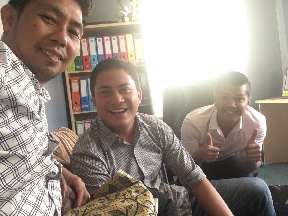 engkuazmin's tweet photo. Someone is happy to get new working space. This is my good buddy #HisyamAlewi #NaizamRadzi #CWAforLife #ThePowerOfSilaturahim https://t.co/rdxXsrEQaf