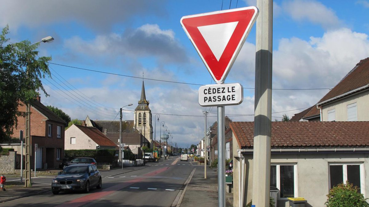 Vdnbethune's tweet photo. #Essars : trois cédez-le-passage installés dans la rue du 11-Novembre https://t.co/mrDVbTwWqS https://t.co/DDv7rYmpso