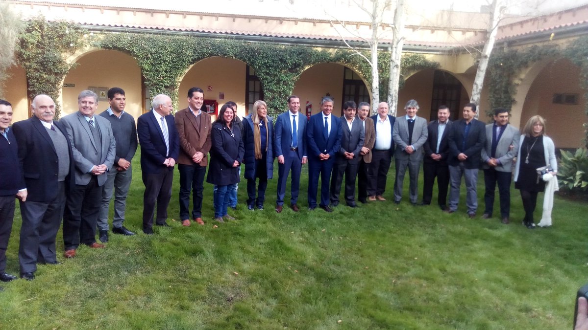 CarCasteblanco's tweet photo. Casa de Gobierno. firma de convenio "Embellecimiento de pueblos y ciudades" @Chani_Sapag @OmarGutierrezOk  @Rolo_Figueroa  @ANicolaOK https://t.co/ZaWIRM48FV