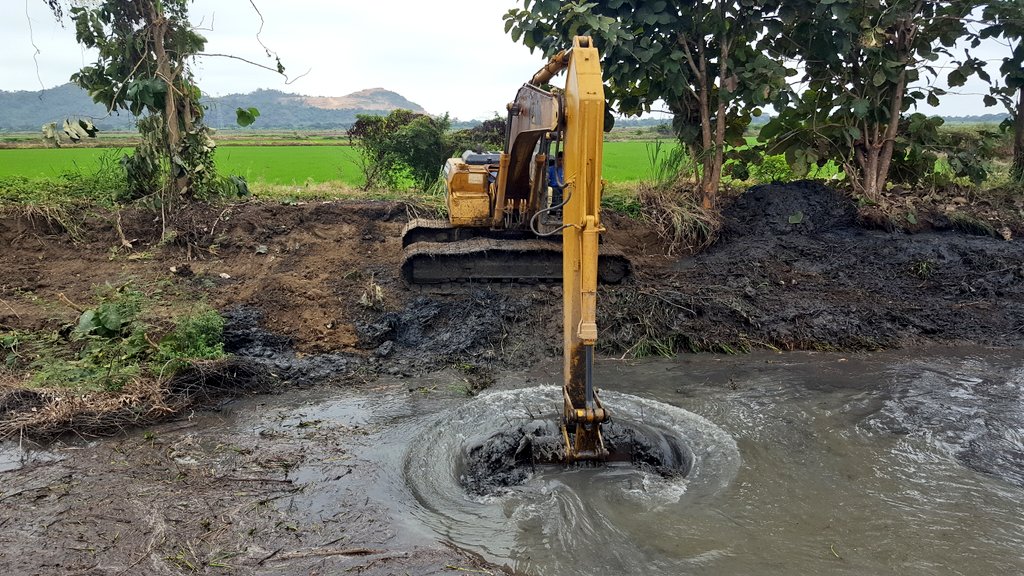 DIRDRA_GPG's tweet photo. Continuamos trabajando por #Guayas
Ejecutamos desazolve de 9.8km del estero "El Gallo" parroquia Taura cantón Naranjal #FelizViernes https://t.co/4oFDaXeoO9