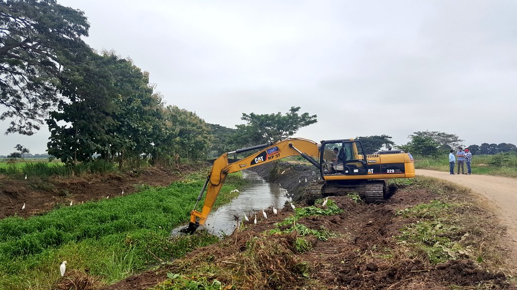 DIRDRA_GPG's tweet photo. Continuamos trabajando por #Guayas
Ejecutamos desazolve de 9.8km del estero "El Gallo" parroquia Taura cantón Naranjal #FelizViernes https://t.co/4oFDaXeoO9