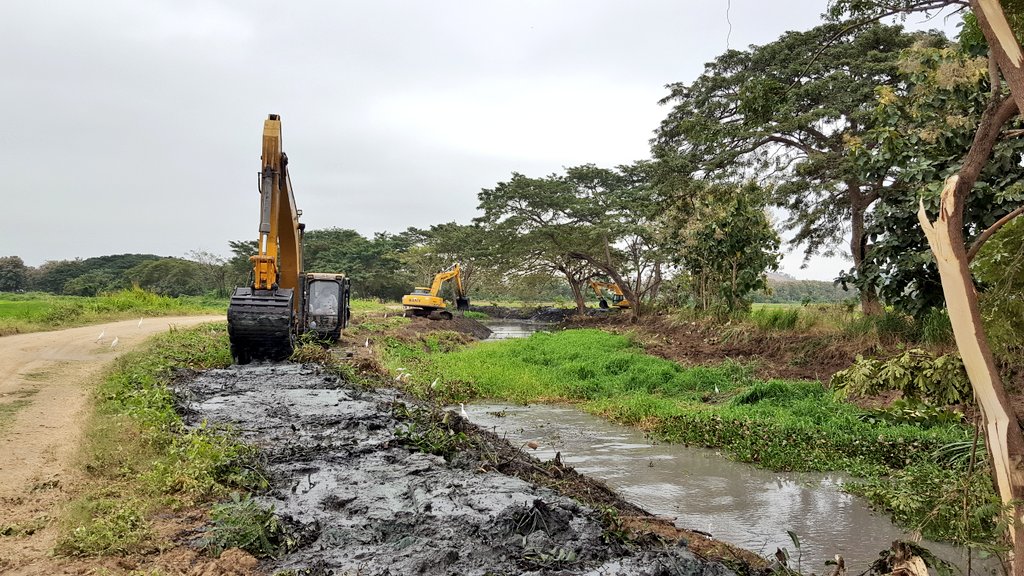 DIRDRA_GPG's tweet photo. Continuamos trabajando por #Guayas
Ejecutamos desazolve de 9.8km del estero "El Gallo" parroquia Taura cantón Naranjal #FelizViernes https://t.co/4oFDaXeoO9