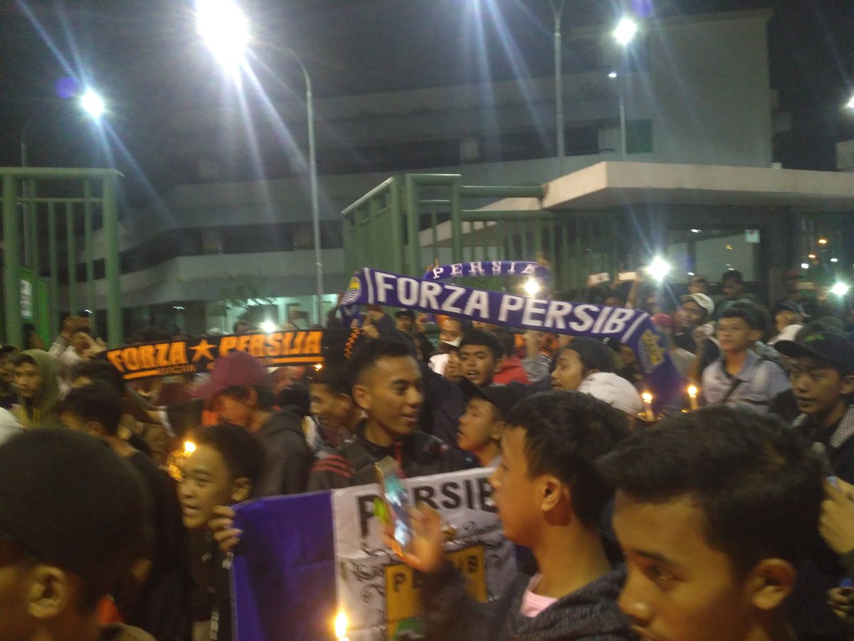 jalanpulangg's tweet photo. Aksi 1000 lilin untuk alm Ricko Andrean at std. patriot😇 @OrenBarat @BobotohID https://t.co/D3G5ESpKsG