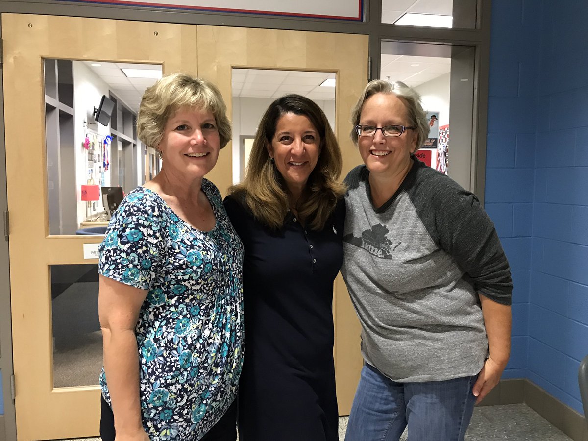 MichelleCPicard's tweet photo. @BRMSbulldogs @TCRWP Teachers planning with inspiration - reading workshop @TCRWP @kw625 #lcpsri2017 @JLSMS_Official https://t.co/wRu4kkwCr0