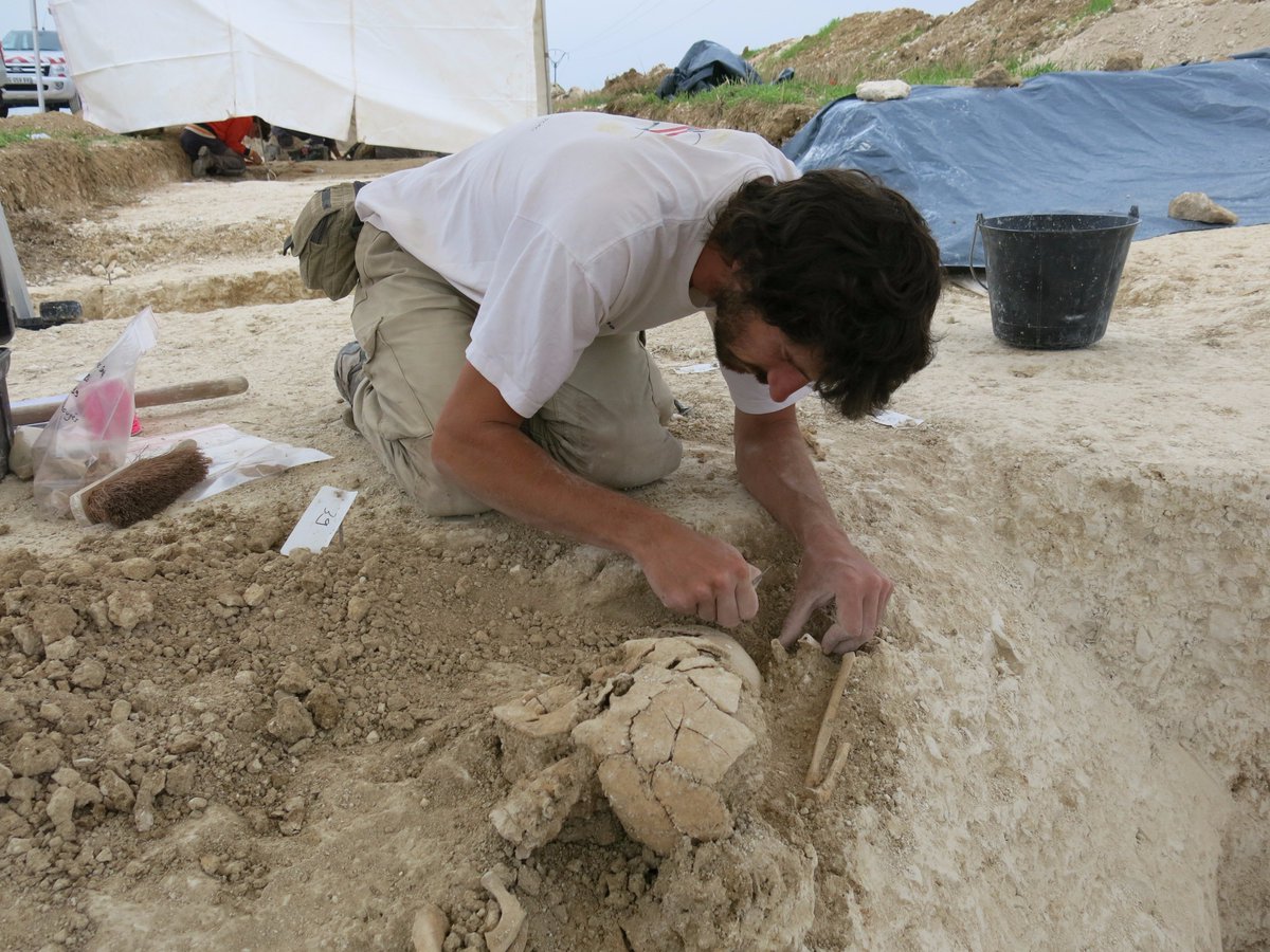 Inrap's tweet image. #dayofarch Une journée ds la vie d'un archéologue ac Luc Sanson spécialiste des systèmes d'info géographiques @Inrap goo.gl/bXshcj
