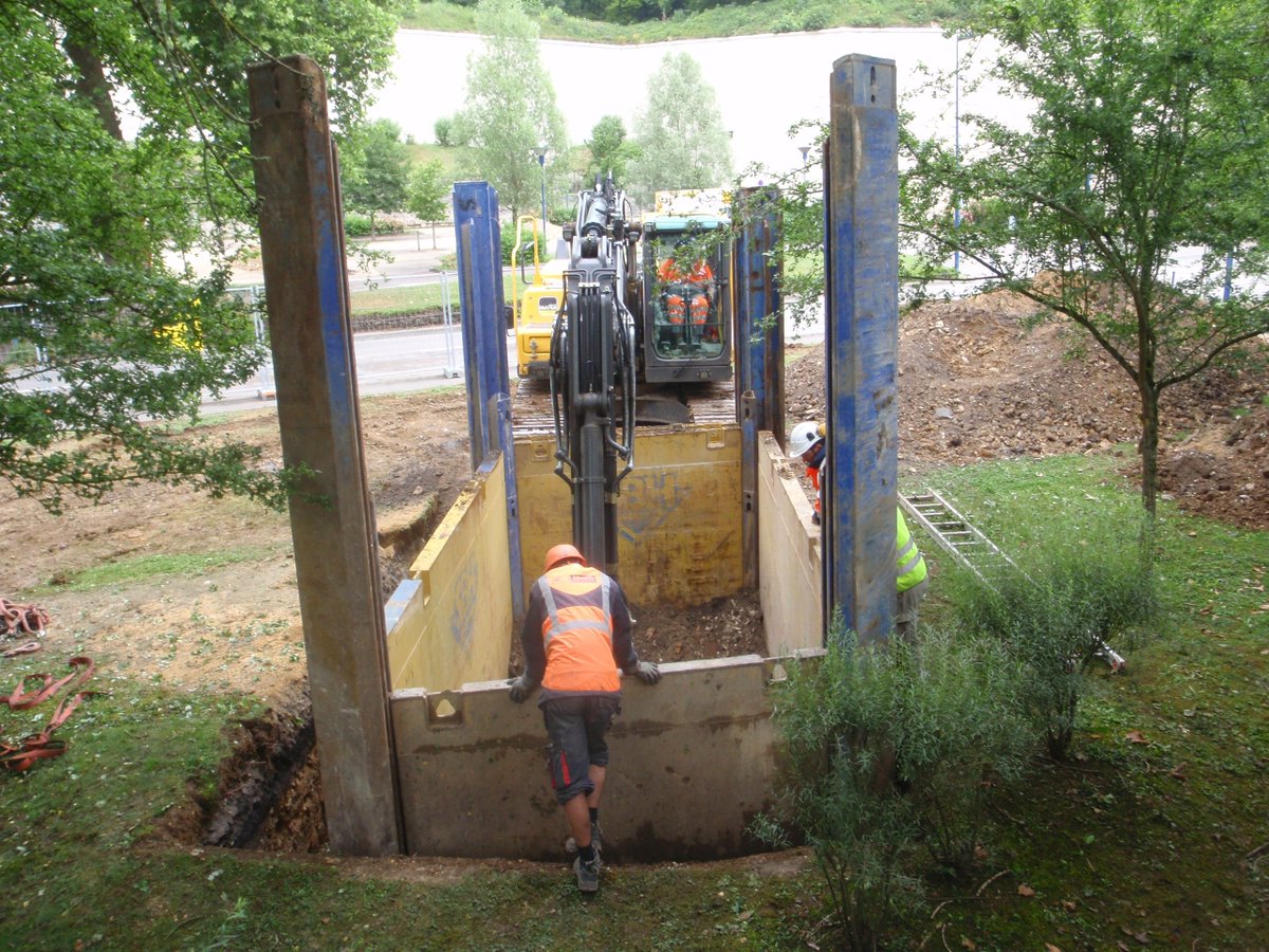 Inrap's tweet image. #dayofarch Une journée ds la vie d'un archéologue ac Luc Sanson spécialiste des systèmes d'info géographiques @Inrap goo.gl/bXshcj