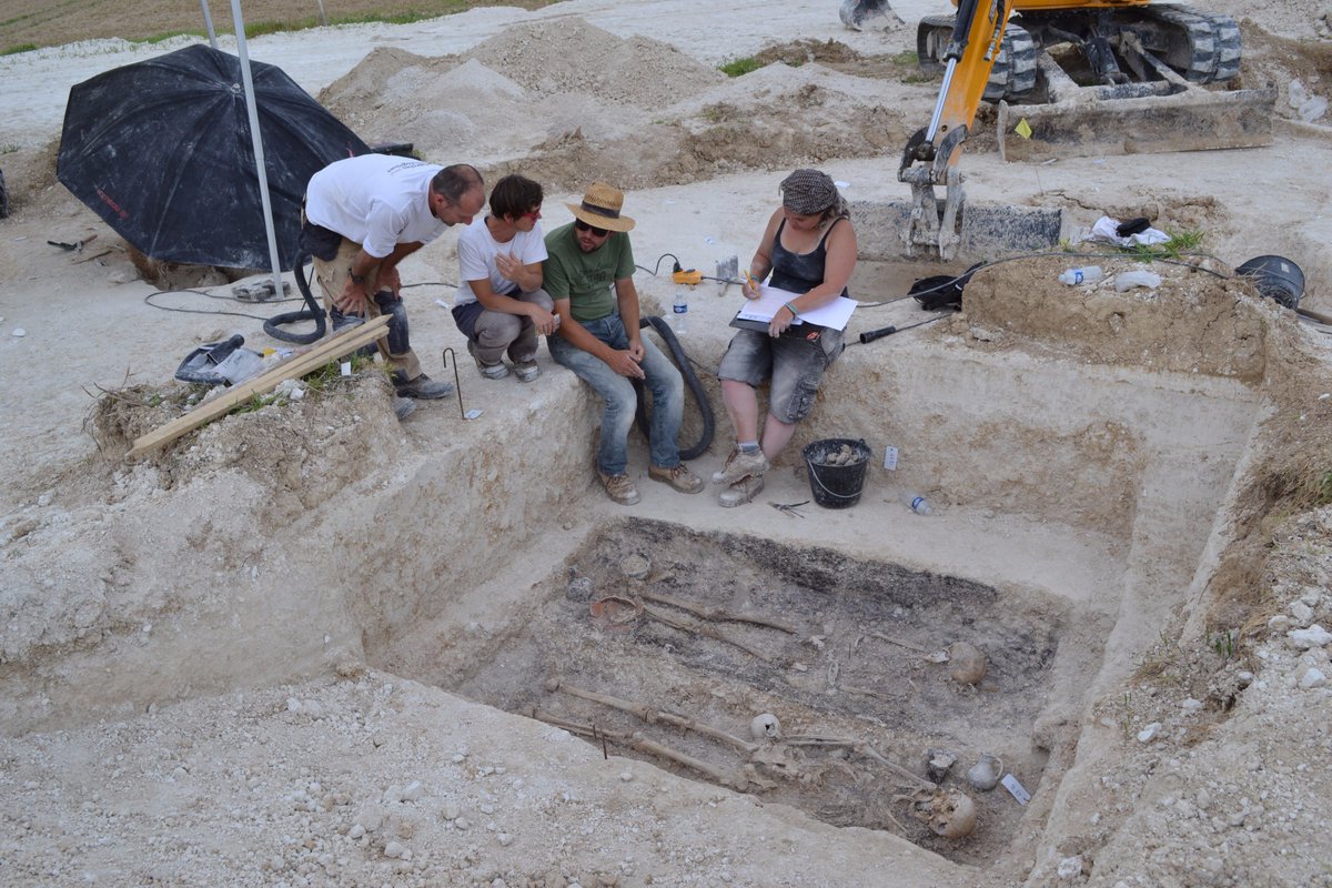 Inrap's tweet image. #dayofarch Une journée ds la vie d'un archéologue ac Luc Sanson spécialiste des systèmes d'info géographiques @Inrap goo.gl/bXshcj