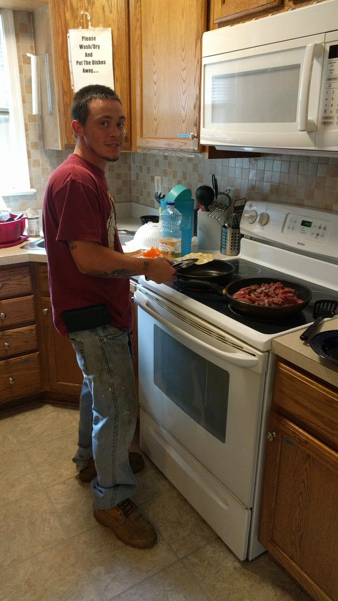 NicksPlace00's tweet photo. John finished his cooking class with Joey D! Great job, John! #wedorecover #recoveryhome https://t.co/fXIFQE5zJO