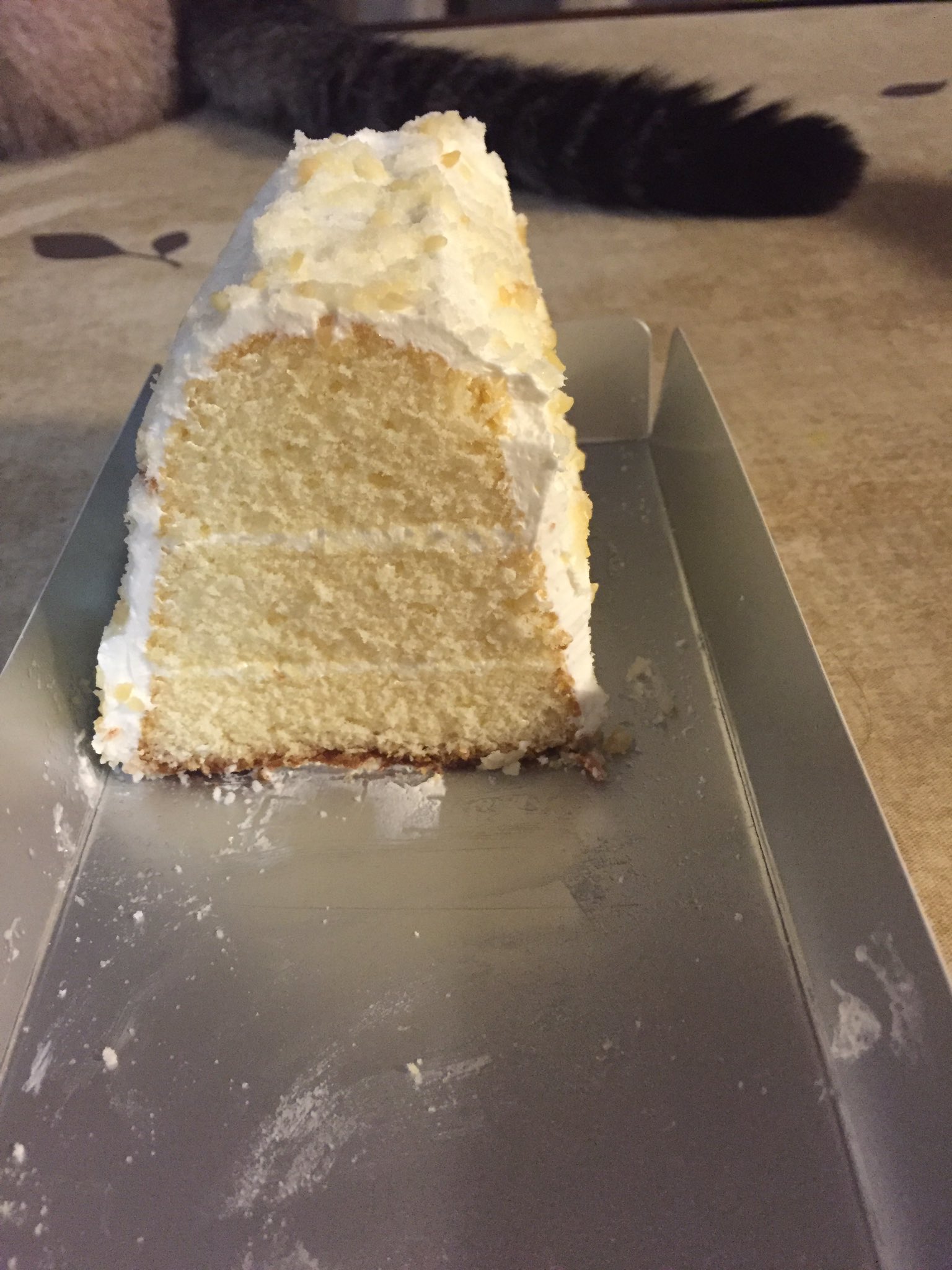 イナダシュンスケ 衝動的に購入したバタークリームケーキがとても美味しい 昔の美味しくなかったクリスマスケーキ が同じベクトルでそのまま美味しくなった感じだ 買ったのはユーハイム ユーハイムのお菓子を自らの意思で買ったのは多分初めてだ 常温