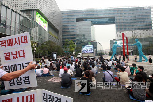 mediaworker's tweet photo. MBC본부 “김장겸은 물러나라!” 최후통첩:      시민단체들 “KBS MBC 적폐 이사 파면 국민청원하겠다”김연국 전국언론노동조합 MBC본부장이 28일 오후 서울 상암동 MBC에 모인 조합원 시민들… https://t.co/AbEH6xu4DF https://t.co/aV0Y7swMym