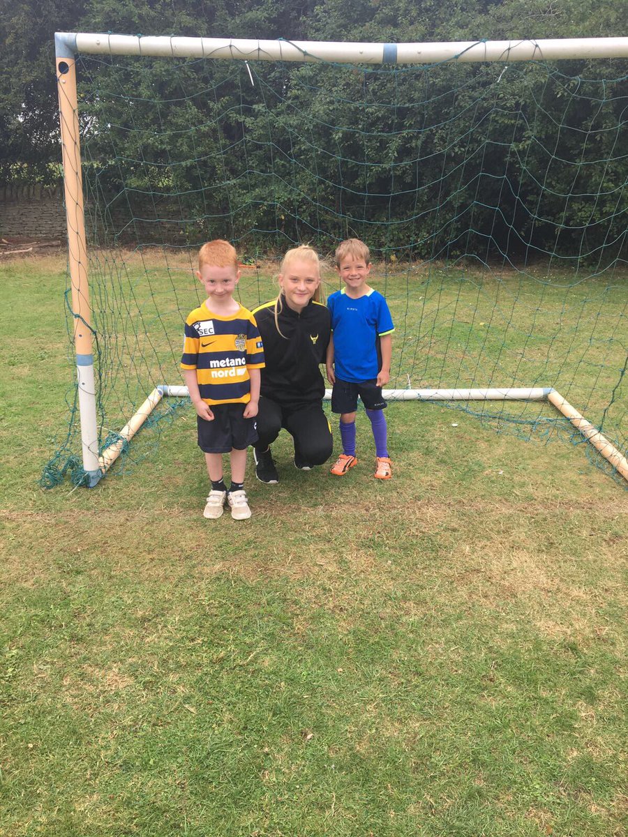 OfficialOUWFC's tweet photo. @eviegane10 has been busy today visiting the @OUFCcommunity holiday courses!! #Oufc https://t.co/jTY9JRxc8K