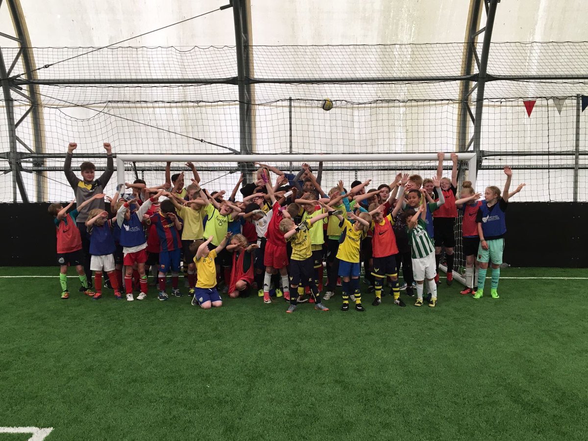 OfficialOUWFC's tweet photo. @eviegane10 has been busy today visiting the @OUFCcommunity holiday courses!! #Oufc https://t.co/jTY9JRxc8K