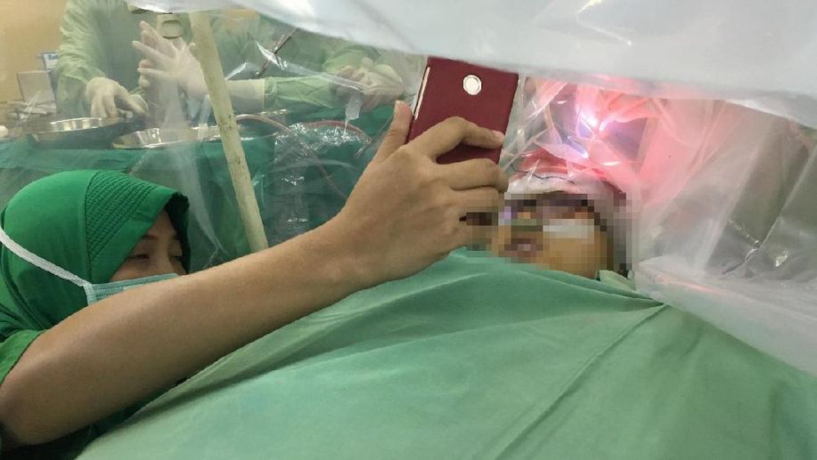 detikcom's tweet photo. Sering Nyeri di Kepala, Mahasiswi Yogyakarta Ini Ternyata Punya Tumor https://t.co/d8ElyejeRE via @detikHealth https://t.co/65tW0vbejZ