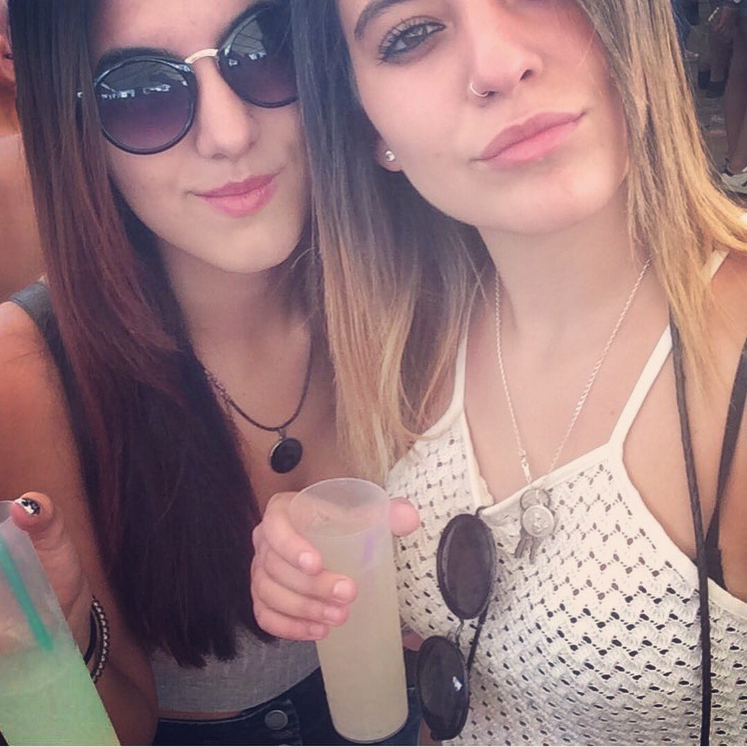 BMochon's tweet photo. Por qué no volvemos? 💃🏽🥃👭 #muchoscasharritos #malamujer #ojazosytal #cordobeses @laurasmiles15 https://t.co/CFAwuGYyG5