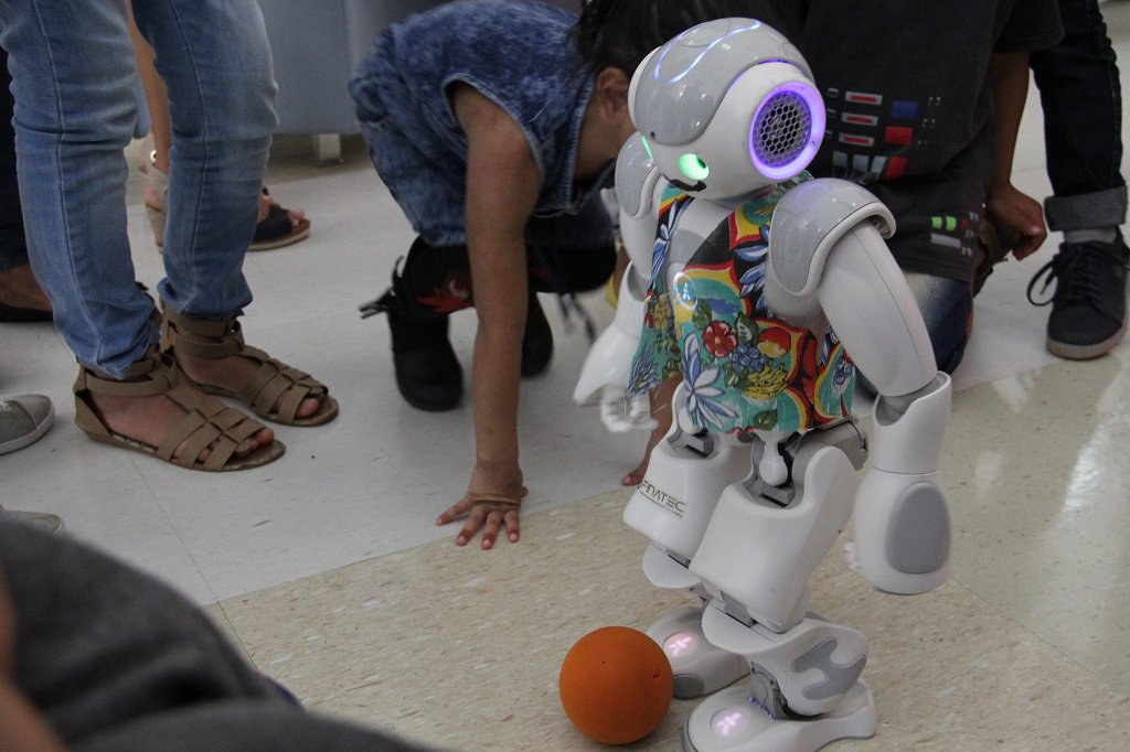 HCBJA's tweet photo. Quando RoNAOdo e NAOmi, da equipe UnBeatables, vêm ao HCB, é só alegria: todo mundo quer brincar com os robozinhos. https://t.co/n9BPpEEPth https://t.co/JGP6EHXXiI