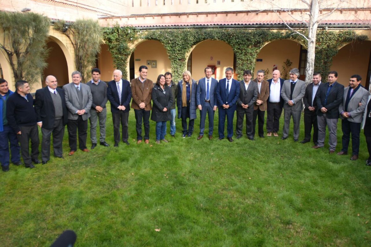 LegislaturaNqn's tweet photo. #Ahora .@OmarGutierrezOk .@Rolo_Figueroa .@Chani_Sapag firman convenio con municipios por
Programa de Embellecimiento de Pueblos y Ciudades https://t.co/nj1GQENunT