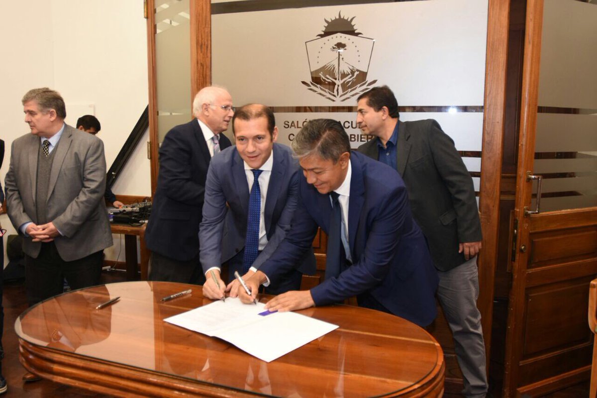 LegislaturaNqn's tweet photo. #Ahora .@OmarGutierrezOk .@Rolo_Figueroa .@Chani_Sapag firman convenio con municipios por
Programa de Embellecimiento de Pueblos y Ciudades https://t.co/nj1GQENunT