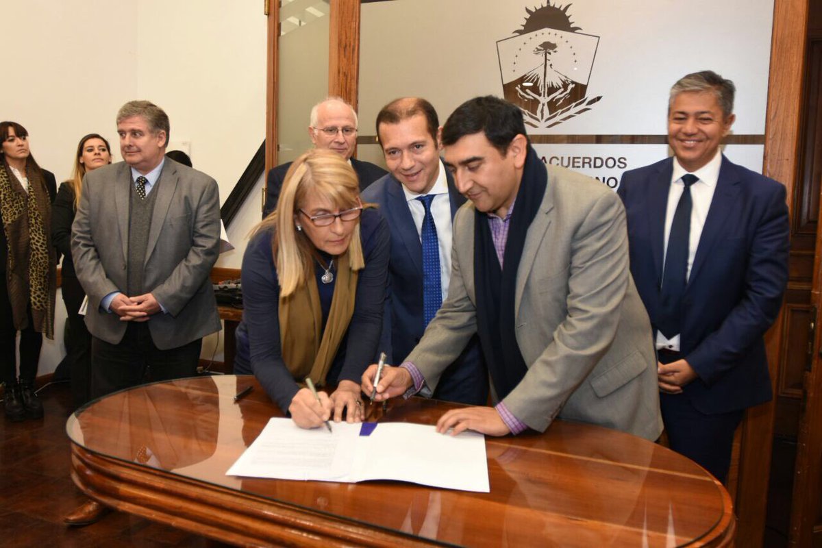 LegislaturaNqn's tweet photo. #Ahora .@OmarGutierrezOk .@Rolo_Figueroa .@Chani_Sapag firman convenio con municipios por
Programa de Embellecimiento de Pueblos y Ciudades https://t.co/nj1GQENunT