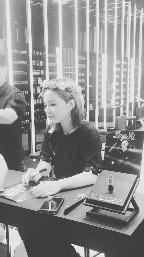lleehi_hii's tweet photo. Thank You for coming to my fanmeet ft. MAC and thank you you've bought our #MACFutureForward LEE HI series 💄
#이하이 #LEEHI https://t.co/JLvHK84tp1