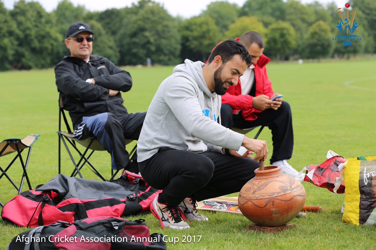 AfghanCricket_A's tweet photo. د برتانیه زړه [لندن]، د افغانانو کرکټ، له هیواده لیرې یو وطنی چاپیریال او ورسره شومړې [تروې]. نو خوند به څنګه نه کوي؟ 😍 #ACAcup2017 #ACAUK https://t.co/Hgi6zh30AZ