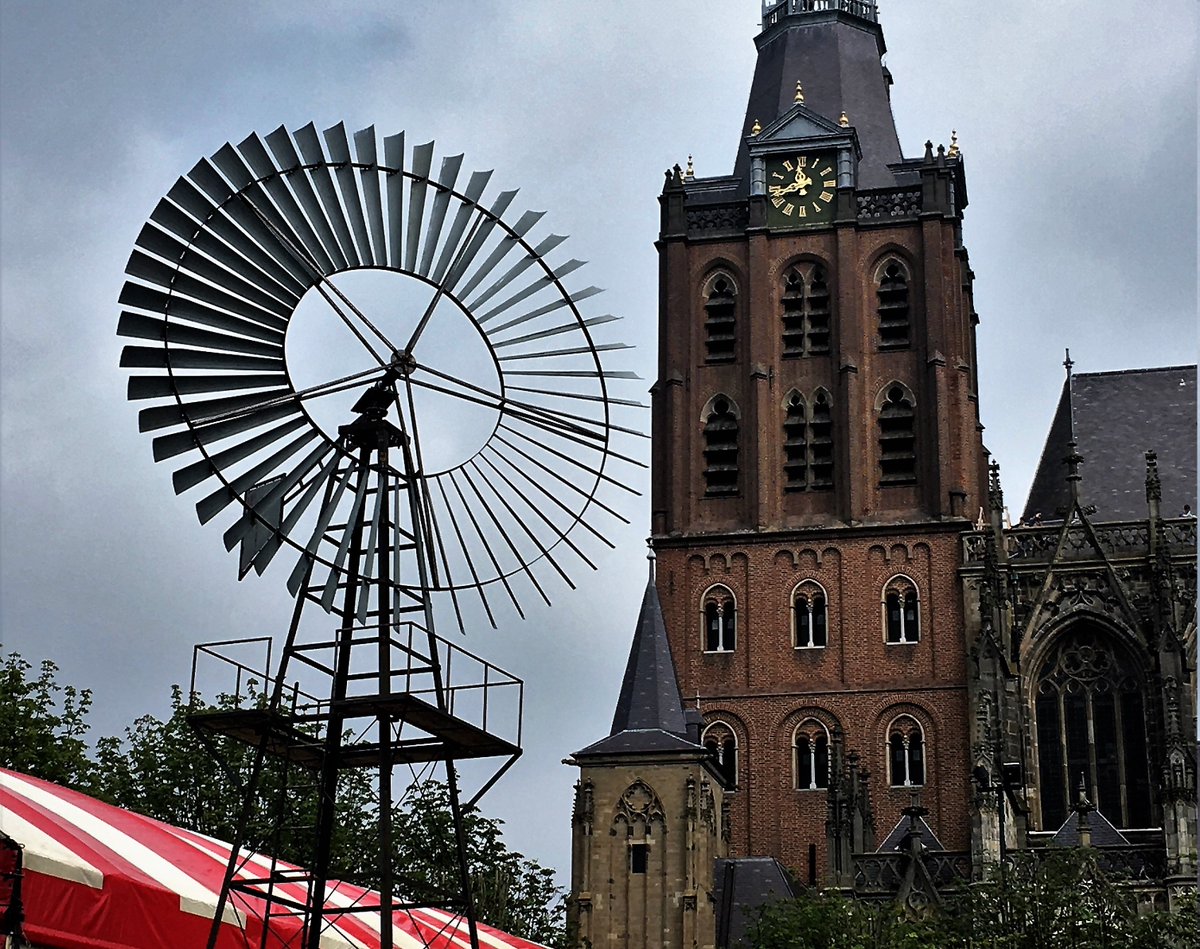 Pietsfabriek's tweet photo. Windmolen @TFBoulevard weer op de #Parade in @sHertogenbosch. Meer info:  https://t.co/llWFiUBjxd https://t.co/gACAJnO5o4