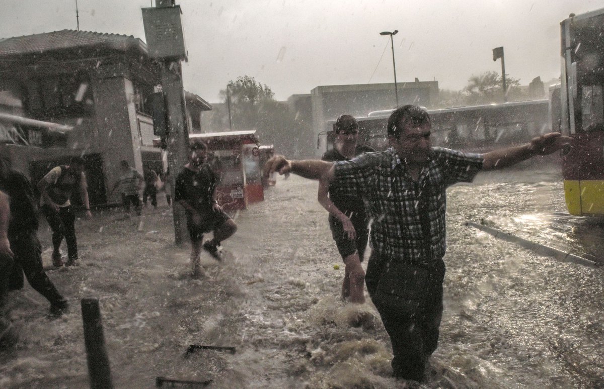 Спасались от дождя турецкий. Град в Стамбуле. Град в Турции сегодня. Дождь в Турции. Турция град шторм.