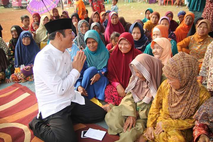 AzharKamal17's tweet photo. Kang Padil Karsoma dikenal Karna rjn bekerja dan bekerja dekati masyakat dgn cara memberikan santunan kpd anak yatim dan jompo https://t.co/3FYCTSIjaT