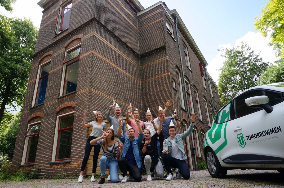 TomorrowmenNL's tweet photo. Hoeraaa we bestaan vandaag 3 jaar! Tijd voor taart & champagne! #birthday #tomorrowmen #Groningen https://t.co/dnGjVapln0