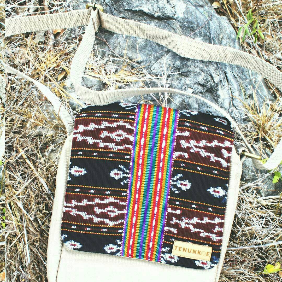 GerakanTenunkoe's tweet photo. #TGIF! Jalan-jalan bersama teman akan lebih #stylish dan praktis dg 
Albert Cross-body Bag ;) shop: https://t.co/ikDXVRIwb3
#tenun #NTT https://t.co/RwLJ18731v