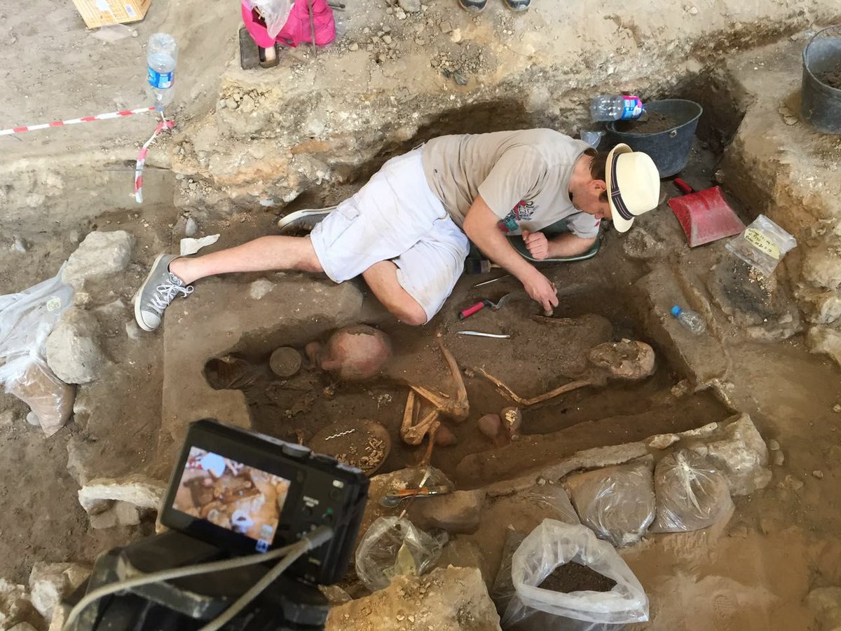 ExcavationSidon's tweet photo. Do you think excavating a burial is easy?! 
Wait for our next post this week for more details! https://t.co/YM0pG2nWEO