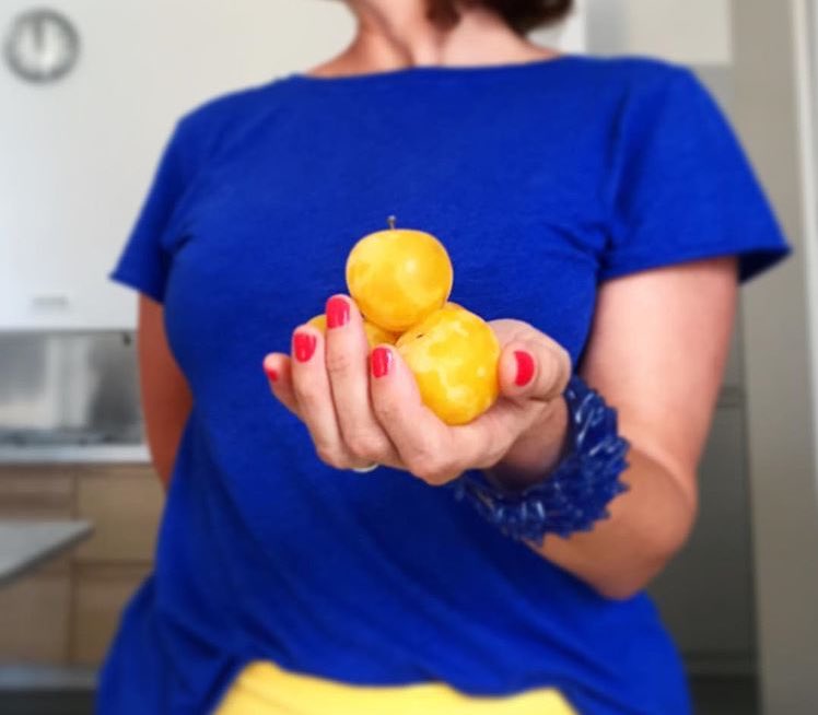 angelaodone's tweet photo. Chi vuole una Goccia d'oro? @beatriceprada ne gradisci una? #incucinaconLCI #cosediredazione #spuntino #eletricblue #yellow https://t.co/iYONZ2P039
