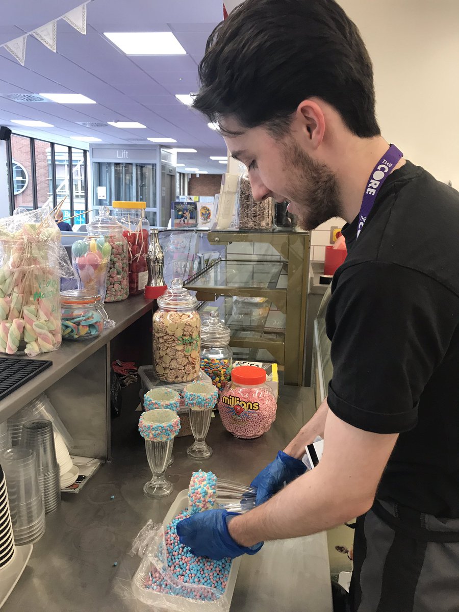 AndrewExeter's tweet photo. 🍬🍦🍡🍧🍭🍭Try Our #Freakshakes @coretheatresol today 11-1pm 🍭🍧#StarOfEncore 🍡🍬🍦🍬🍫🍭🍭🍭#Bubbilicious #Retro #TwixAndShout #Fascinator https://t.co/3VsTL8uzY3