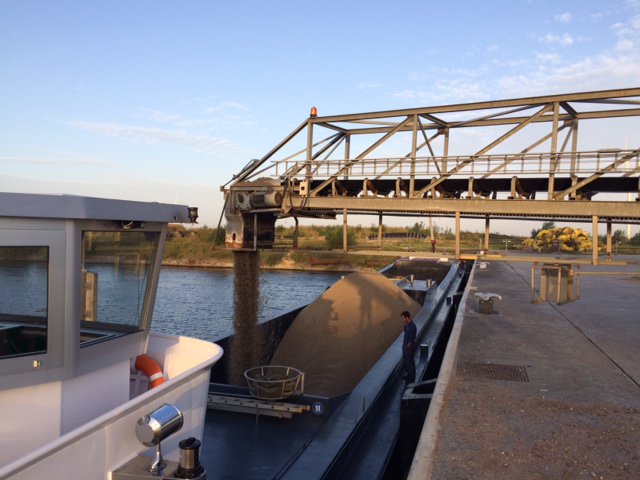 Cementbouw's tweet photo. #Cementbouw levert eerste schip zeezand vanuit nieuwe productiesite in haven Rieme (B). #zeezand https://t.co/NlpGl10IyG https://t.co/4T2tXZZGim