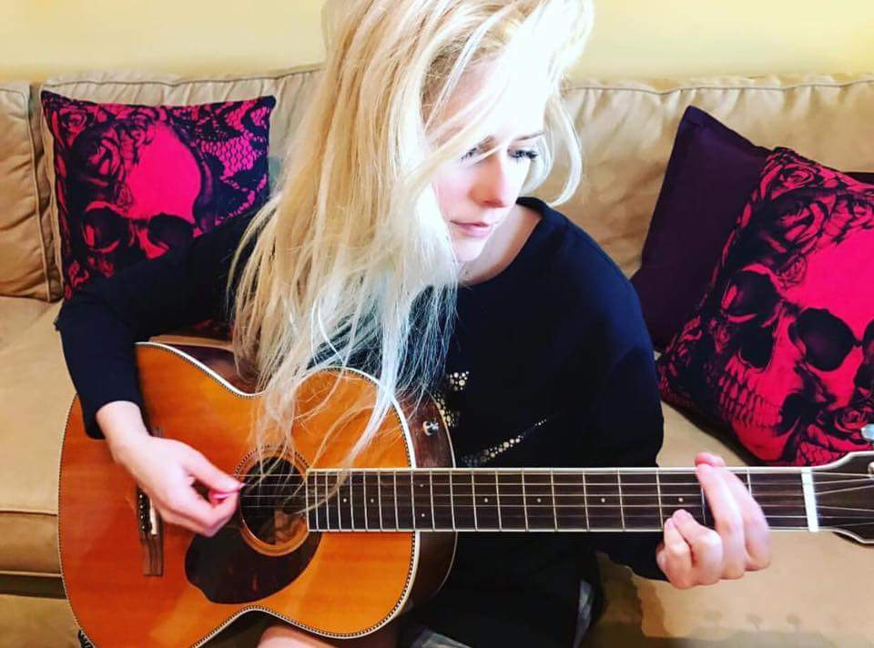 fajaraprian_'s tweet photo. #AvrilLavigne https://t.co/nrgDCZnjIG