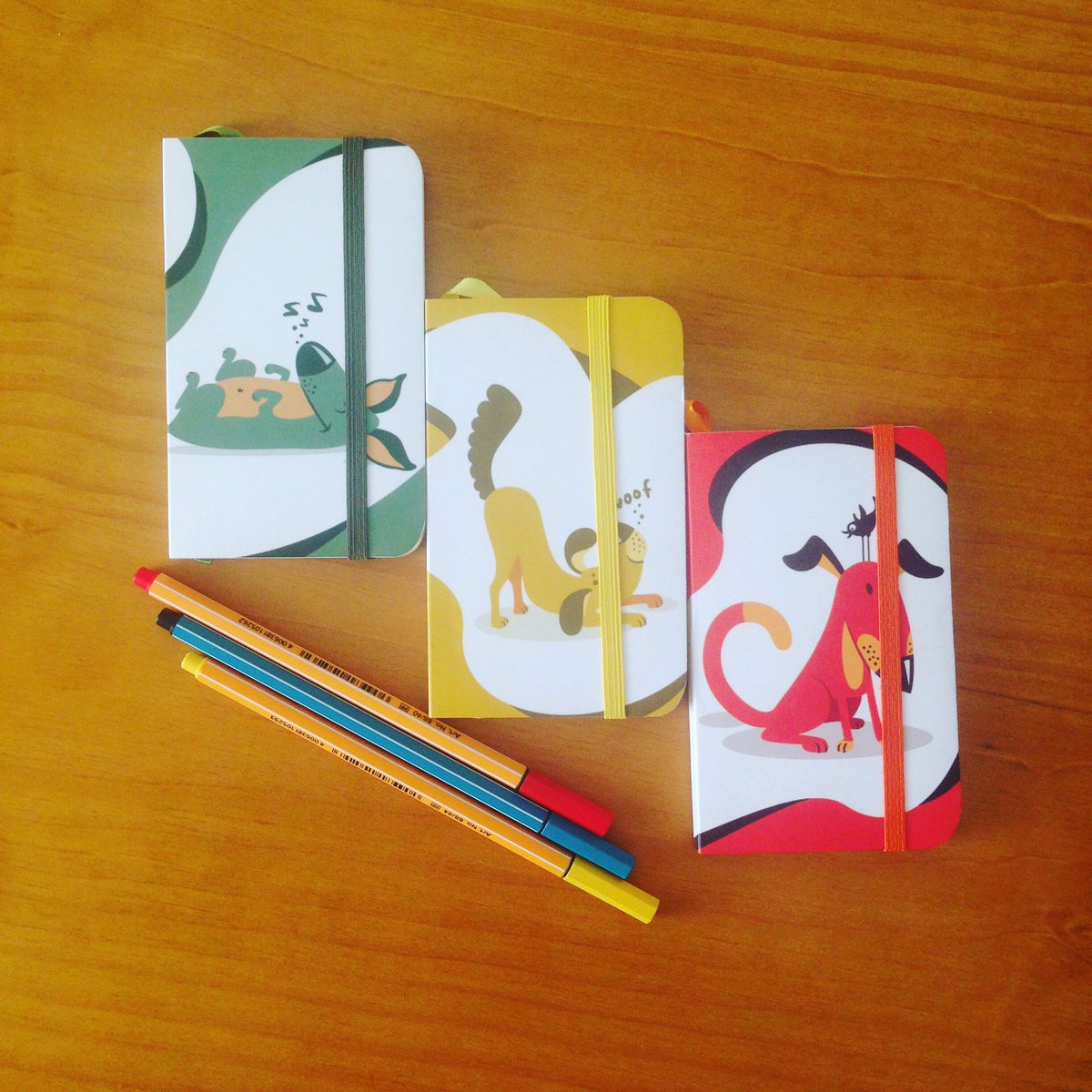 Moleco's tweet photo. Trio Dog trazendo um pouco de cor! 🎨📝♻️ Esse e outros trios estão com desconto na https://t.co/XNDq1xF4Qd! 😉 #EscolhaMoleco #molecolovers https://t.co/JqorbjXKWq