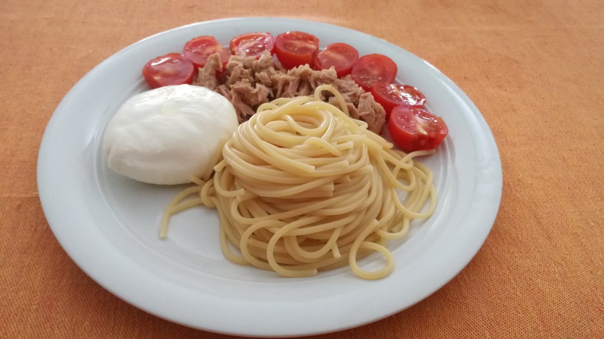 nagatz93's tweet photo. #Chef Cracco approva 😎
#summer #letsit #pasta #restaurant #Lunchtime #lunch #Italy #Italia #spaghetti #pomodoro #tonno #mozzarella https://t.co/onfTH2Fvsu