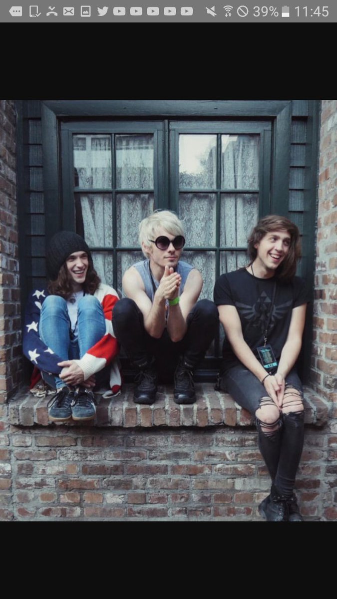 kIopptimistic's tweet photo. Waterparks stans 
- happy most of the time
- LOUD 
- either has blue hair or wants it
- tweets IN CAPS A LOT
- so proud of the boys https://t.co/qZETx5ukSM