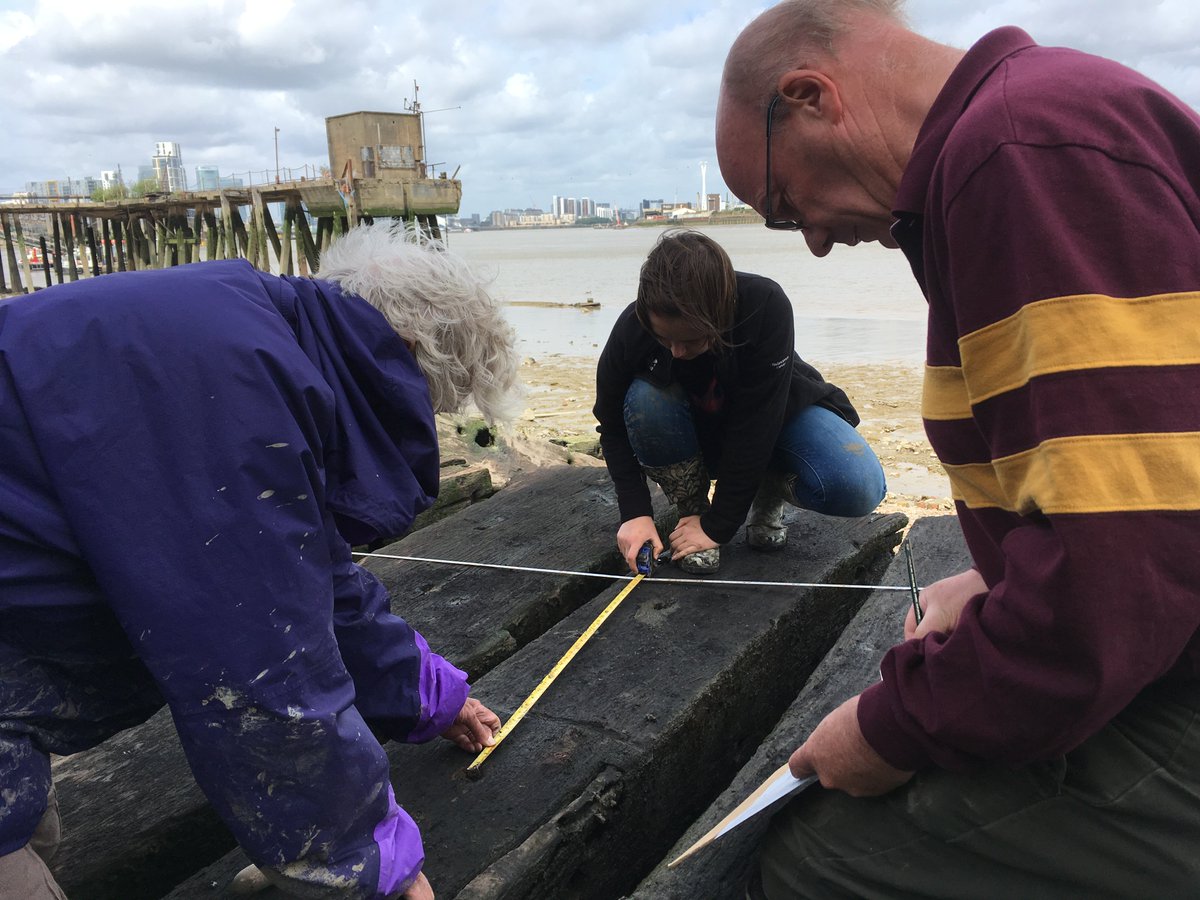 ThamesDiscovery's tweet image. The FROG are hard at work recording the ships' timbers (and we have a TaDPole with us today too!) #dayofarch