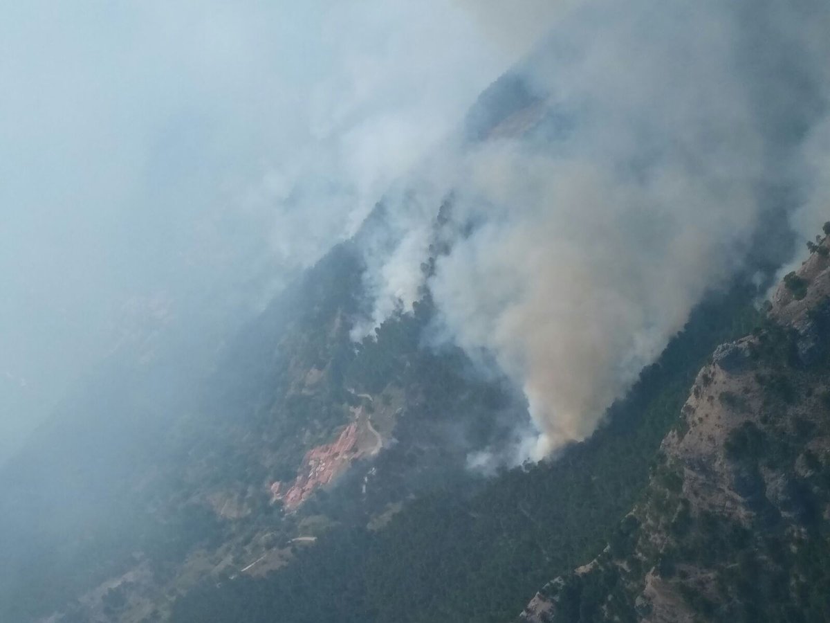 MeteoHellin's tweet photo. #IFYeste - 12:20h. El fuego muy cerca de la aldea de Las Quebradas...
📷: Garita del Molejón. https://t.co/NfLlZoSiyR
