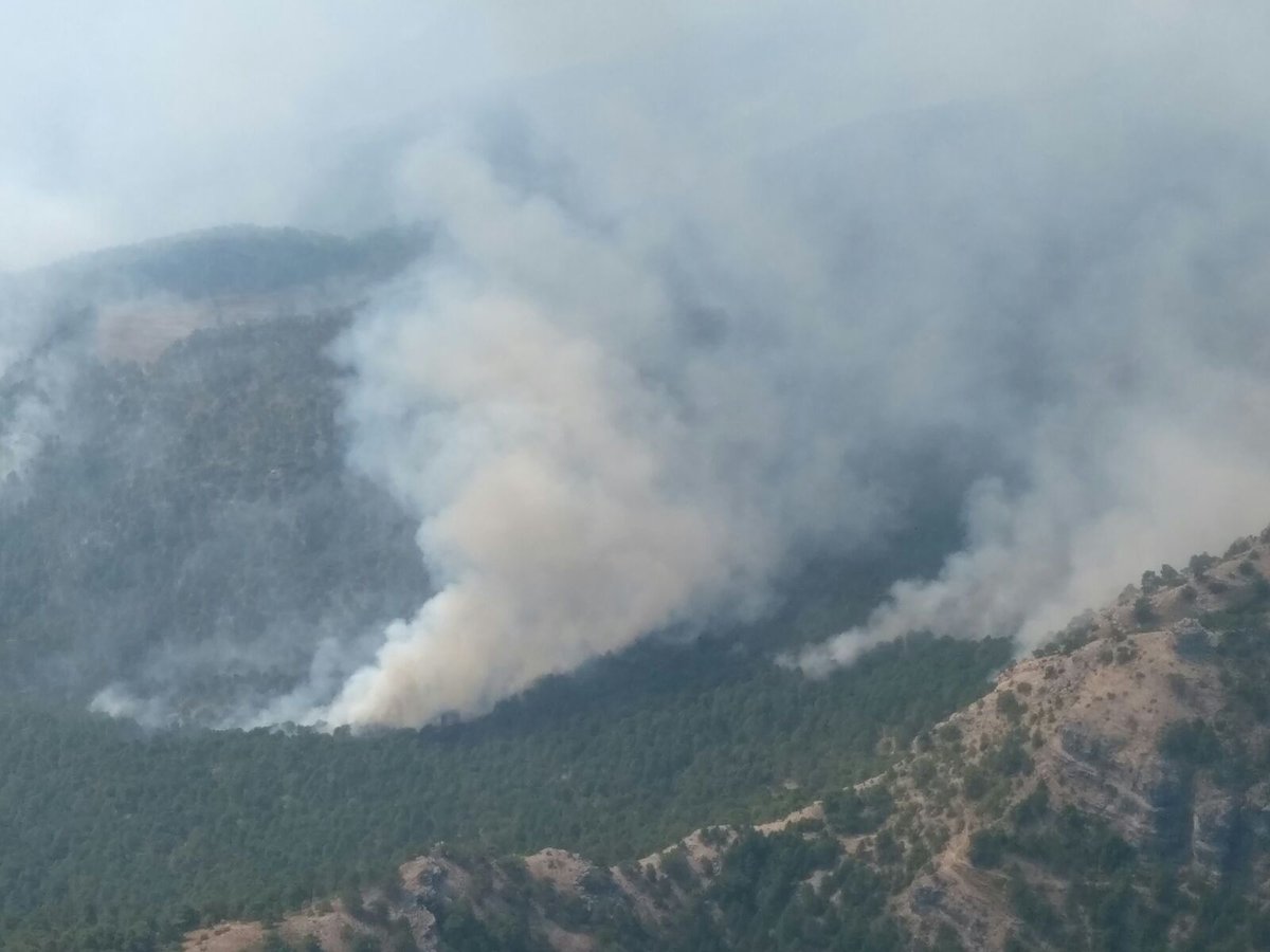 MeteoHellin's tweet photo. #IFYeste - 12:20h. El fuego muy cerca de la aldea de Las Quebradas...
📷: Garita del Molejón. https://t.co/NfLlZoSiyR