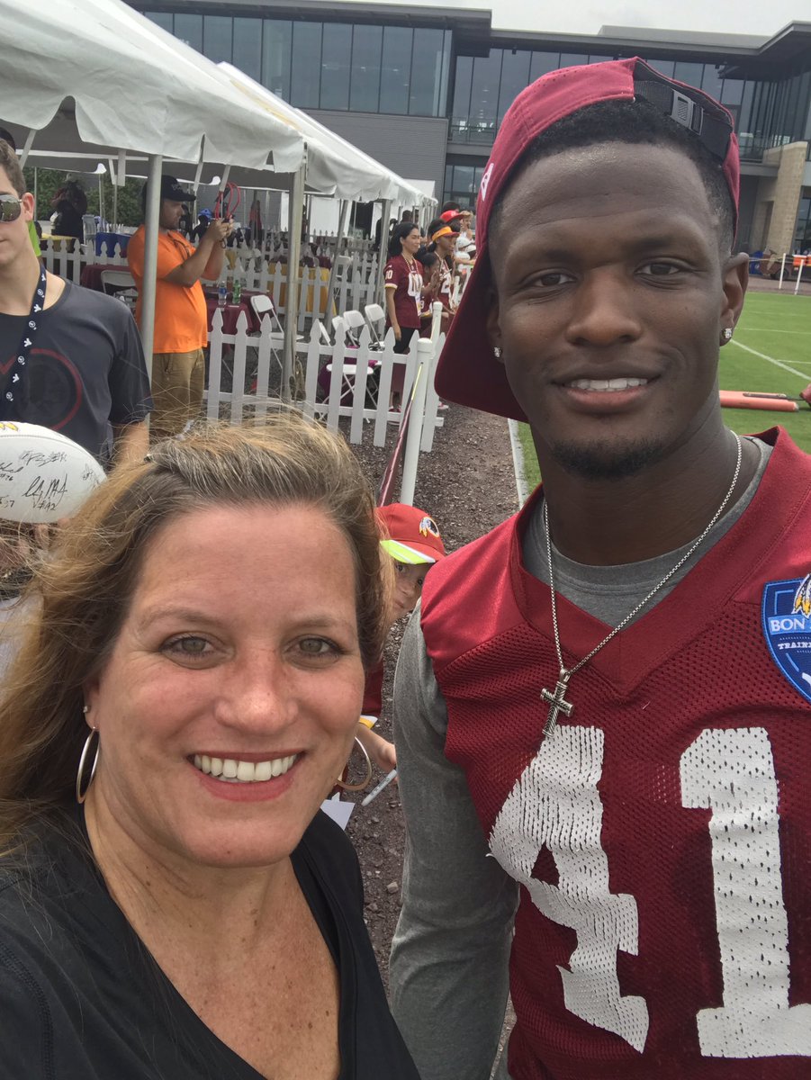whosuzieq's tweet photo. Thanks for coming over for a pic #willblackmon #httr #RedskinsTrainingCamp https://t.co/ChPtqLZUh2